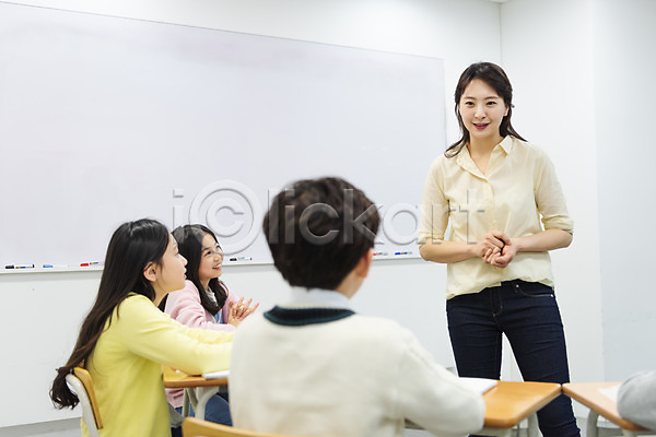 10대 30대 남자 사람 성인 어린이 여러명 여자 초등학생 한국인 JPG 뒷모습 앞모습 옆모습 포토 교사 교실 교육 대화 미소(표정) 상반신 서기 수업 실내 앉기 응시 의자 책상 초등교육 칠판 토론 학교 학생 학원