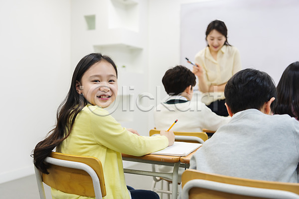 10대 30대 남자 사람 성인 어린이 여러명 여자 초등학생 한국인 JPG 뒷모습 앞모습 포토 공책 교사 교실 기록 미소(표정) 상반신 서기 수업 실내 앉기 응시 의자 책상 초등교육 칠판 학교 학생 학원