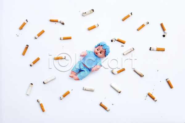 위험 사람없음 JPG 포토 해외이미지 간접흡연 건강관리 경고 담배 담배꽁초 담뱃재 실내 아기인형 흡연 흰배경