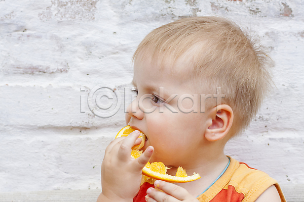 달콤 남자 소년 소년한명만 어린이 한명 JPG 앞모습 포토 해외이미지 들기 먹기 벽돌 상반신 오렌지 주황색