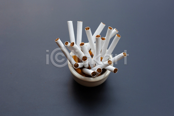 사람없음 JPG 포토 해외이미지 꽂음 담배 담배꽁초 실내 재떨이 회색배경 흡연