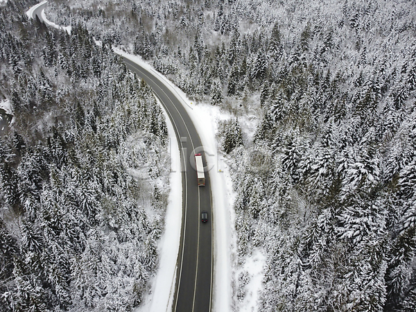 사람없음 JPG 포토 하이앵글 해외이미지 가로수 겨울 나무 눈(날씨) 도로 숲 야외 자동차 자연 풍경(경치)