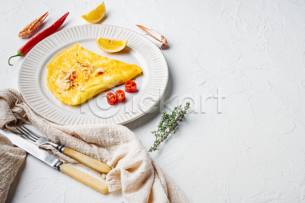 사람없음 JPG 포토 하이앵글 해외이미지 계란 계란요리 고추 나이프 레몬 오믈렛 음식 접시 집게발 천(직물) 카피스페이스 포크 허브
