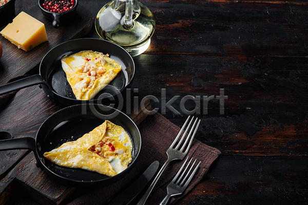 사람없음 JPG 포토 하이앵글 해외이미지 계란 계란요리 기름(음식) 오믈렛 음식 치즈 카피스페이스 포크
