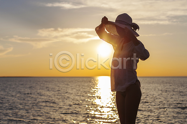 성인 성인여자한명만 여자 한명 JPG 실루엣 옆모습 포토 해외이미지 모자(잡화) 바다 상반신 서기 야외 여름(계절) 여행 일몰 잡기 해변 햇빛 황혼