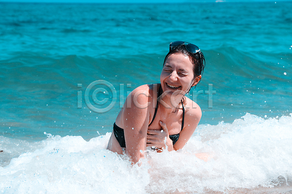 행복 사람 한명 JPG 포토 해외이미지 물 미소(표정) 바다 뷰티 비키니 서핑 수영 스포츠 여름(계절) 여행 젖음 파도 파란색 휴가