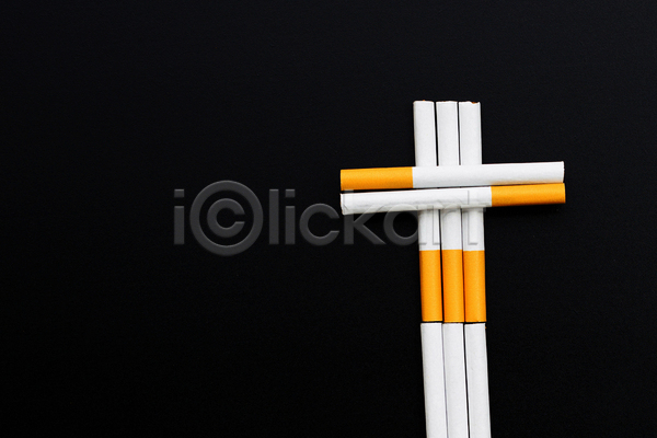 사람없음 JPG 포토 해외이미지 검은배경 경고 담배 실내 십자모양 카피스페이스 흡연