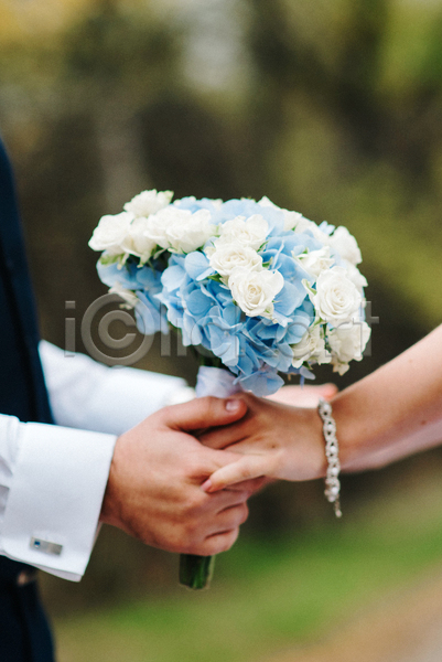 신체부위 JPG 아웃포커스 포토 해외이미지 결혼 결혼식 꽃 꽃다발 들기 부케 손 손잡기 실내