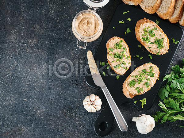 사람없음 JPG 포토 하이앵글 해외이미지 검은배경 도마(주방용품) 마늘 바게트 병(담는) 빵 스프레드(음식) 잼나이프 조각 카피스페이스 파슬리
