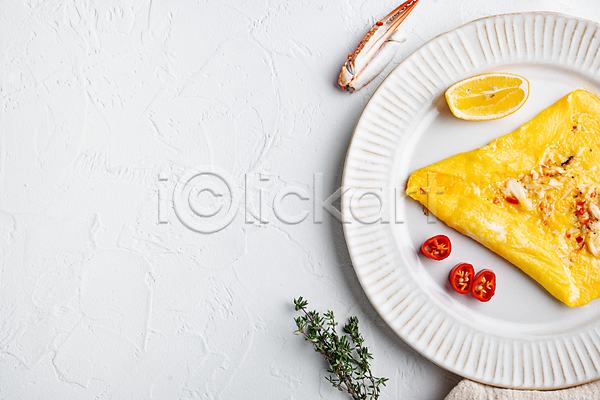 사람없음 JPG 포토 하이앵글 해외이미지 계란 계란요리 고추 레몬 오믈렛 음식 접시 집게발 카피스페이스 허브 흰색