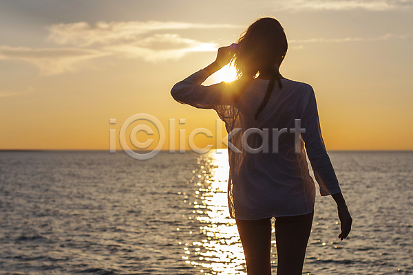 성인 성인여자한명만 여자 한명 JPG 실루엣 포토 해외이미지 그림자 바다 상반신 서기 손들기 야외 여름(계절) 여행 일몰 해변 햇빛 황혼