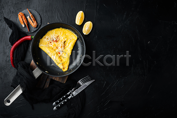 사람없음 JPG 포토 하이앵글 해외이미지 검은색 계란 계란요리 고추 나이프 레몬 오믈렛 음식 집게발 천(직물) 카피스페이스 포크 프라이팬