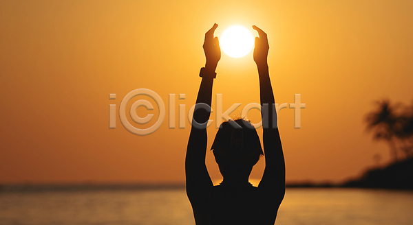 성인 성인여자한명만 여자 한명 JPG 실루엣 포토 해외이미지 손들기 야외 여름(계절) 일몰 컨셉 태양 풍경(경치) 햇빛