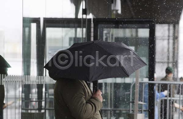 남자 성인 성인남자한명만 한명 JPG 아웃포커스 옆모습 포토 해외이미지 건물 들기 반사 비(날씨) 상반신 야외 우산 주간