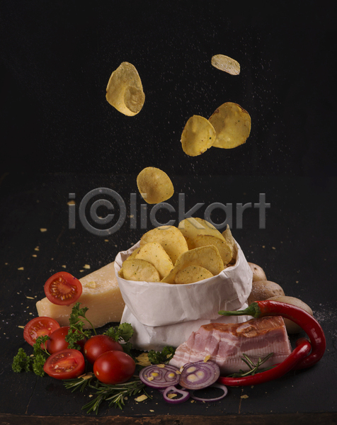 사람없음 JPG 포토 해외이미지 감자칩 검은배경 떠있는 식재료 실내 종이봉투 칩(음식)