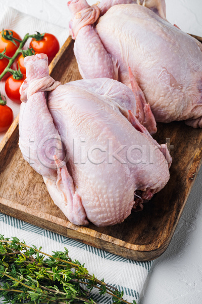 신선 사람없음 JPG 포토 해외이미지 나무쟁반 날것 닭고기 로즈메리 방울토마토 백리향 생닭 실내 천(직물) 흰배경