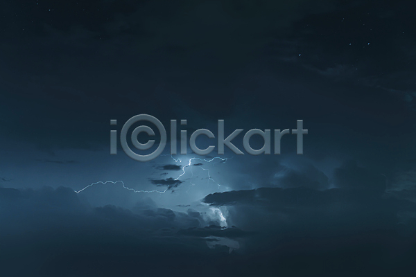 위험 사람없음 JPG 포토 해외이미지 구름(자연) 날씨 내추럴 뇌우 번개 볼트 불꽃(불) 빛 스트라이크 야간 야외 어둠 에너지 요금 자연 충격 파란색 폭풍 폭풍우 하늘 힘 힘찬