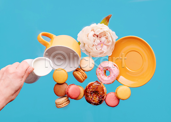 신체부위 JPG 포토 해외이미지 공중 꽃 도넛 들기 디저트 마카롱 손 실내 커피잔