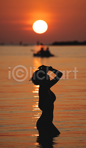 성인 성인여자한명만 여자 한명 JPG 실루엣 포토 해외이미지 바다 상반신 서기 야외 여름(계절) 여행 일몰 포즈 풍경(경치) 햇빛