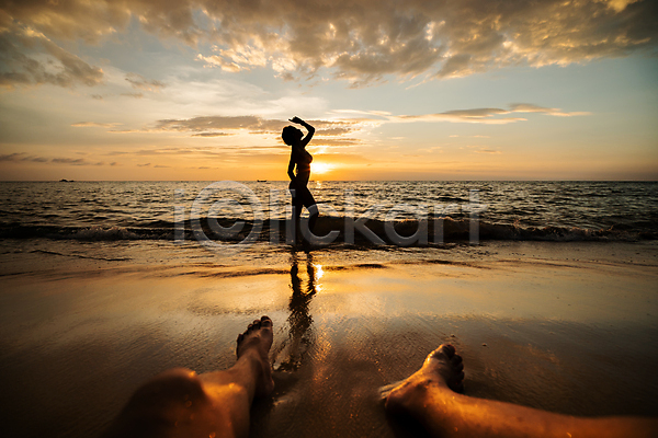 함께함 행복 남자 두명 성인 성인만 여자 JPG 실루엣 포토 해외이미지 다리(신체부위) 바다 서기 앉기 야외 여름(계절) 여행 여행객 일몰 전신 커플 포즈 하반신 햇빛