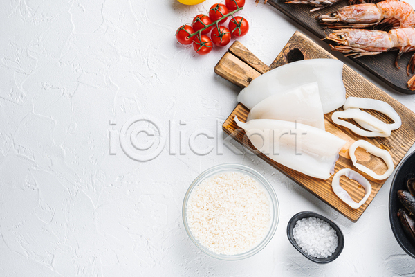 사람없음 JPG 포토 해외이미지 나무도마 밥 방울토마토 백그라운드 새우 소금 스페인요리 쌀 재료 접시 해산물 홍합 흰배경