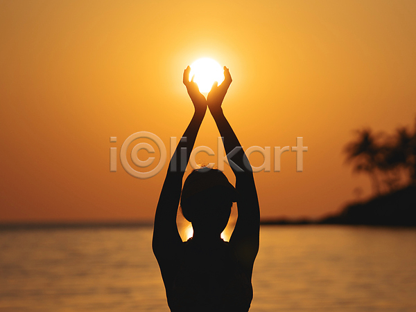 성인 성인여자한명만 여자 한명 JPG 실루엣 포토 해외이미지 바다 상반신 손들기 야외 여름(계절) 일몰 잡기 컨셉 태양 포즈 풍경(경치) 햇빛