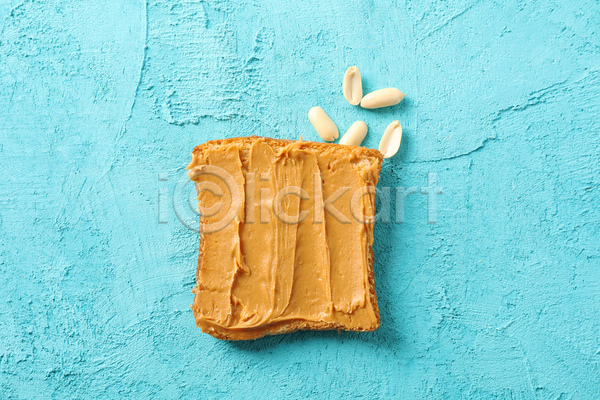 사람없음 JPG 포토 하이앵글 해외이미지 디저트 땅콩 땅콩버터 스프레드(음식) 식빵 실내 파란배경