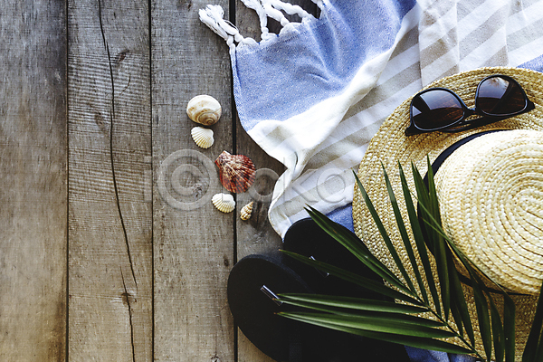 사람없음 JPG 포토 하이앵글 해외이미지 나무바닥 밀짚모자 선글라스 수건 스튜디오촬영 여름(계절) 열대잎 오브젝트 조개껍데기 쪼리
