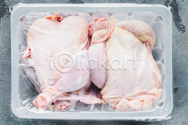 신선 사람없음 JPG 포토 하이앵글 해외이미지 날것 닭고기 실내 포장 포장용기 플라스틱통 회색 회색배경