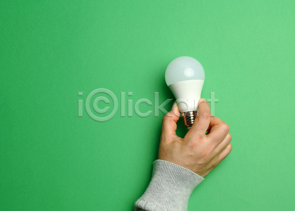신체부위 JPG 포토 해외이미지 그린에너지 손 실내 에코 오브젝트 잡기 전구 초록배경
