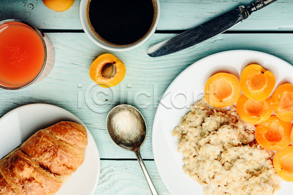 사람없음 JPG 포토 하이앵글 해외이미지 귀리 나이프 살구 숟가락 실내 아침식사 에스프레소 오트밀 자몽주스 접시 크루아상