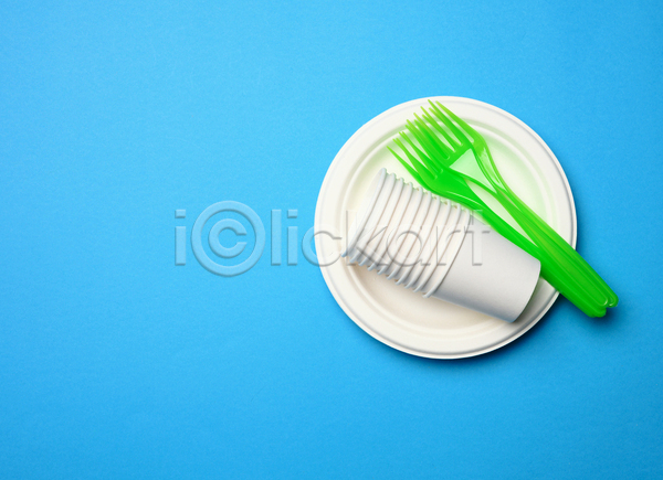 환경오염 사람없음 JPG 포토 하이앵글 해외이미지 실내 쓰레기 일회용 종이접시 종이컵 카피스페이스 파란배경 포크 플라스틱