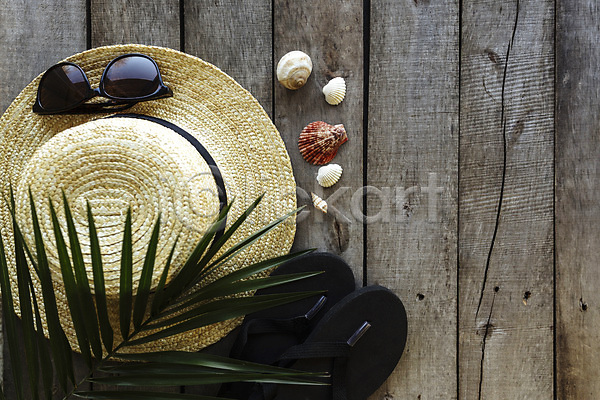 사람없음 JPG 포토 해외이미지 밀짚모자 선글라스 스튜디오촬영 야자수잎 여름(계절) 오브젝트 조개껍데기 쪼리
