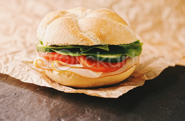 사람없음 JPG 포토 해외이미지 빵 샌드위치 양상추 오이 종이호일 토마토 햄