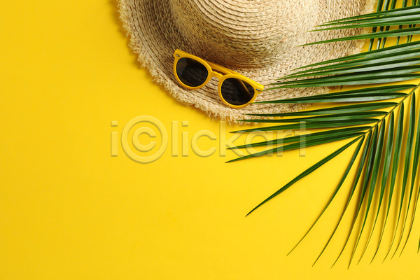 사람없음 JPG 포토 해외이미지 노란색 밀짚모자 바캉스 바캉스용품 선글라스 여름휴가 오브젝트 풀잎