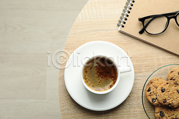 사람없음 JPG 포토 해외이미지 공책 안경 에스프레소 책상 초코칩쿠키 커피 쿠키