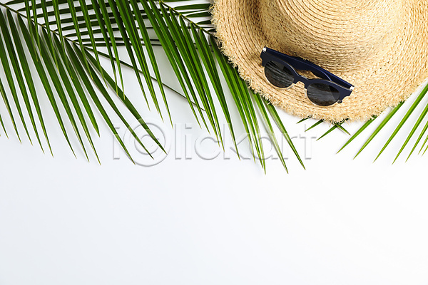 사람없음 JPG 포토 하이앵글 해외이미지 밀짚모자 선글라스 스튜디오촬영 야자수잎 여름(계절) 오브젝트 카피스페이스