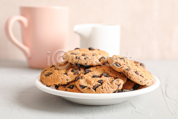 사람없음 JPG 포토 해외이미지 담기 디저트 접시 초코칩쿠키 쿠키