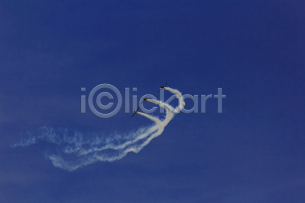 사람없음 JPG 포토 해외이미지 곡예비행 구름(자연) 백그라운드 비행기 비행운 야외 에어쇼 연기 제트기 주간 파란색 하늘