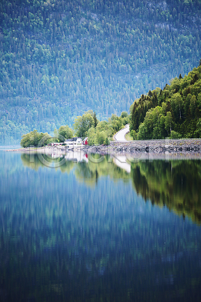 사람없음 JPG 포토 해외이미지 거울 공원 나무 노르웨이 도로 물 바다 반사 배너 백그라운드 봄 산 세로 숲 여름(계절) 여행 자연 전국 주택 카피스페이스 텍스트 파란색 풍경(경치) 호수