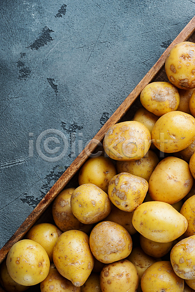 사람없음 JPG 포토 하이앵글 해외이미지 가득함 감자 나무상자 담기 실내 여러개 회색배경