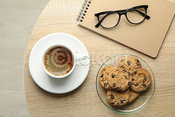 사람없음 JPG 포토 하이앵글 해외이미지 공책 안경 에스프레소 책상 초코칩쿠키 커피 쿠키