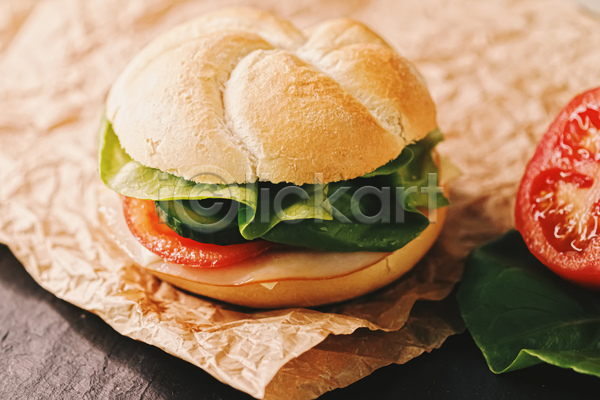 사람없음 JPG 포토 해외이미지 단면 빵 샌드위치 양상추 오이 종이호일 토마토 햄