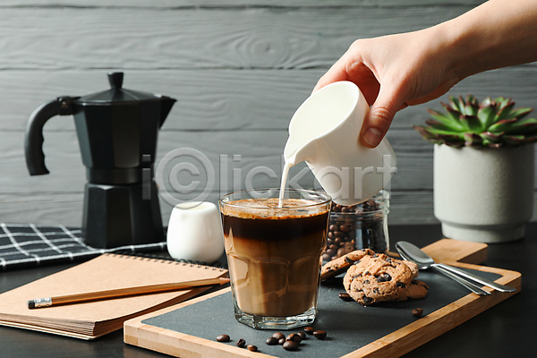 신체부위 JPG 포토 해외이미지 들기 붓기 손 우유 커피 쿠키