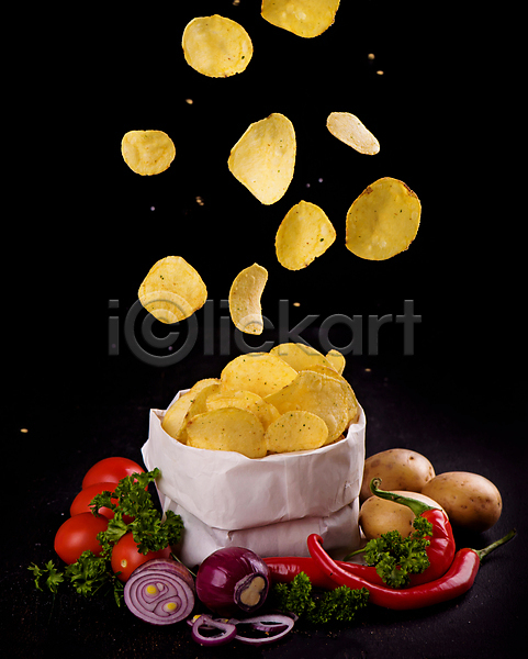 떨어짐 사람없음 JPG 포토 해외이미지 감자칩 검은배경 담기 떠있는 식재료 실내 종이봉투 칩(음식)