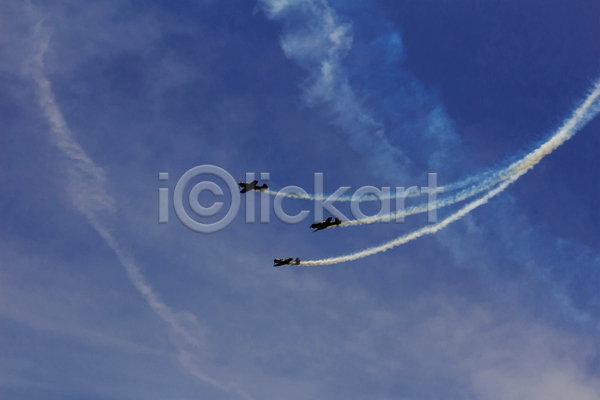 사람없음 JPG 포토 해외이미지 곡예비행 구름(자연) 백그라운드 비행기 비행운 야외 에어쇼 연기 제트기 주간 파란색 하늘