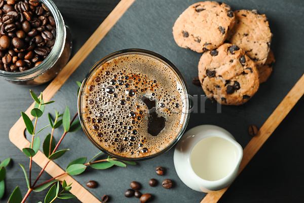 사람없음 JPG 포토 하이앵글 해외이미지 우유 원두 잎 초코칩쿠키 커피 쿠키