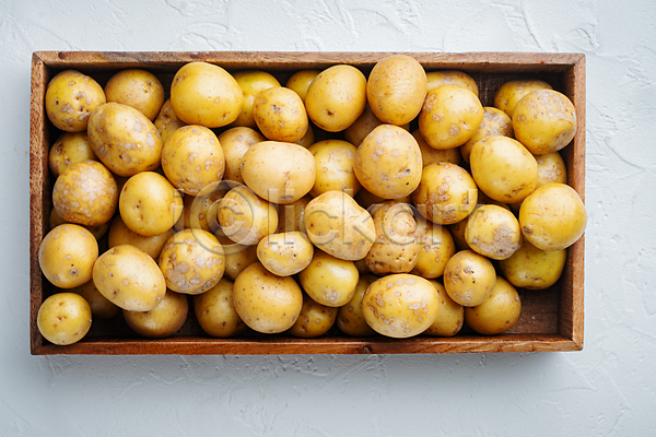 사람없음 JPG 포토 해외이미지 가득함 감자 나무상자 담기 실내 흰배경