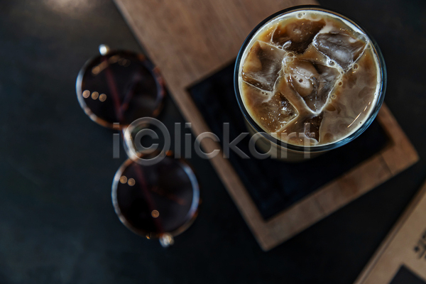 사람없음 JPG 아웃포커스 포토 하이앵글 해외이미지 검은배경 선글라스 실내 아이스커피 얼음 잔 커피