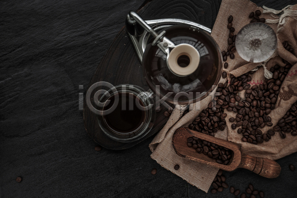사람없음 JPG 포토 하이앵글 해외이미지 나무배경 드립커피 스쿱 실내 원두 천(직물) 커피 커피잔 커피포트
